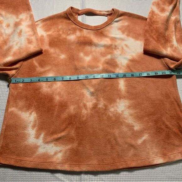 Wst Cst Women's Long Sleeve Tie-Dye Cut-Out Back Lightweight Sweatshirt - Picture 8 of 9